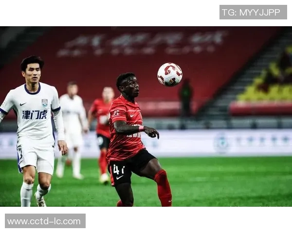 足球明星因表现不佳被俱乐部解除签约引发球迷热议与关注